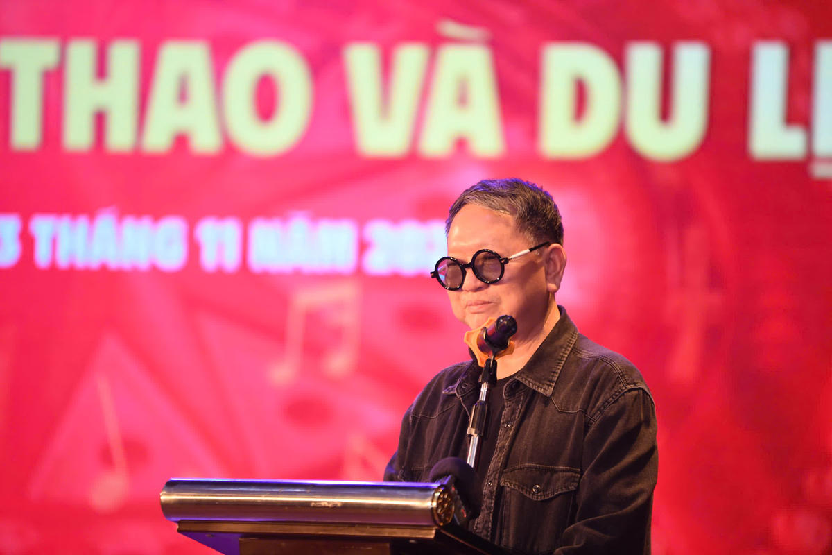 Thiếu tướng, nhạc sĩ Đức Trịnh, Chủ tịch Hội Nhạc sĩ Việt Nam chia sẻ tại lễ phát động. Ảnh: Phạm Sỹ.