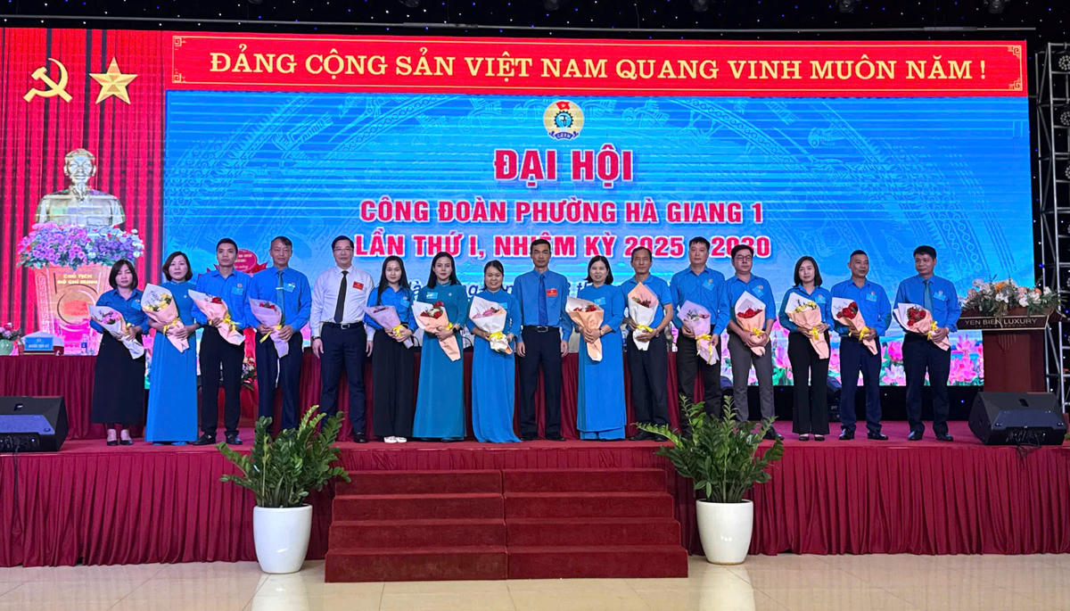 Lãnh đạo Liên đoàn Lao động tỉnh Tuyên Quang và lãnh đạo phường Hà Giang 1 chúc mừng Ban Chấp hành Công đoàn phường, nhiệm kỳ 2025-2030. Ảnh:T.Đ.