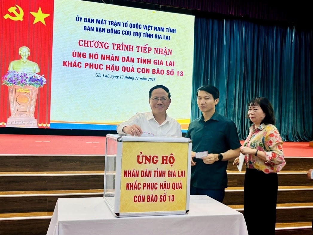 Lãnh đạo tỉnh Gia Lai ủng hộ khắc phục hậu quả bão số 13. Ảnh: CV.