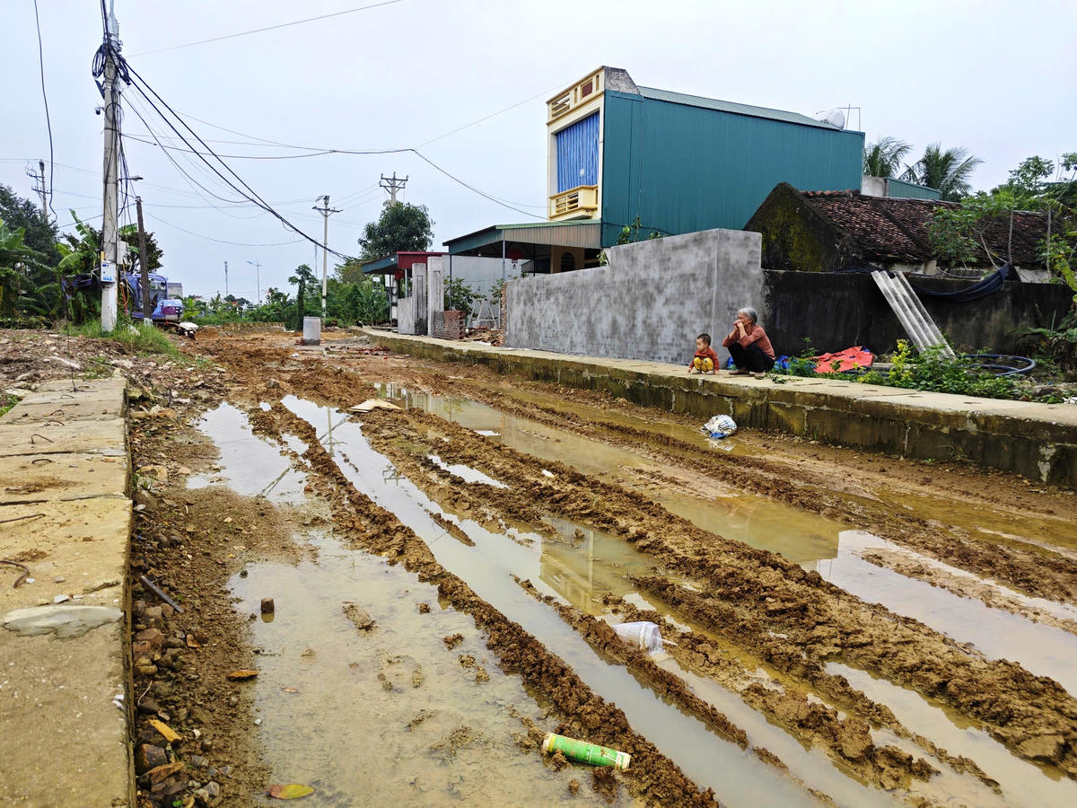 Việc lưu thông qua đây gặp nhiều khó khăn. Ảnh: Nguyễn Chung.