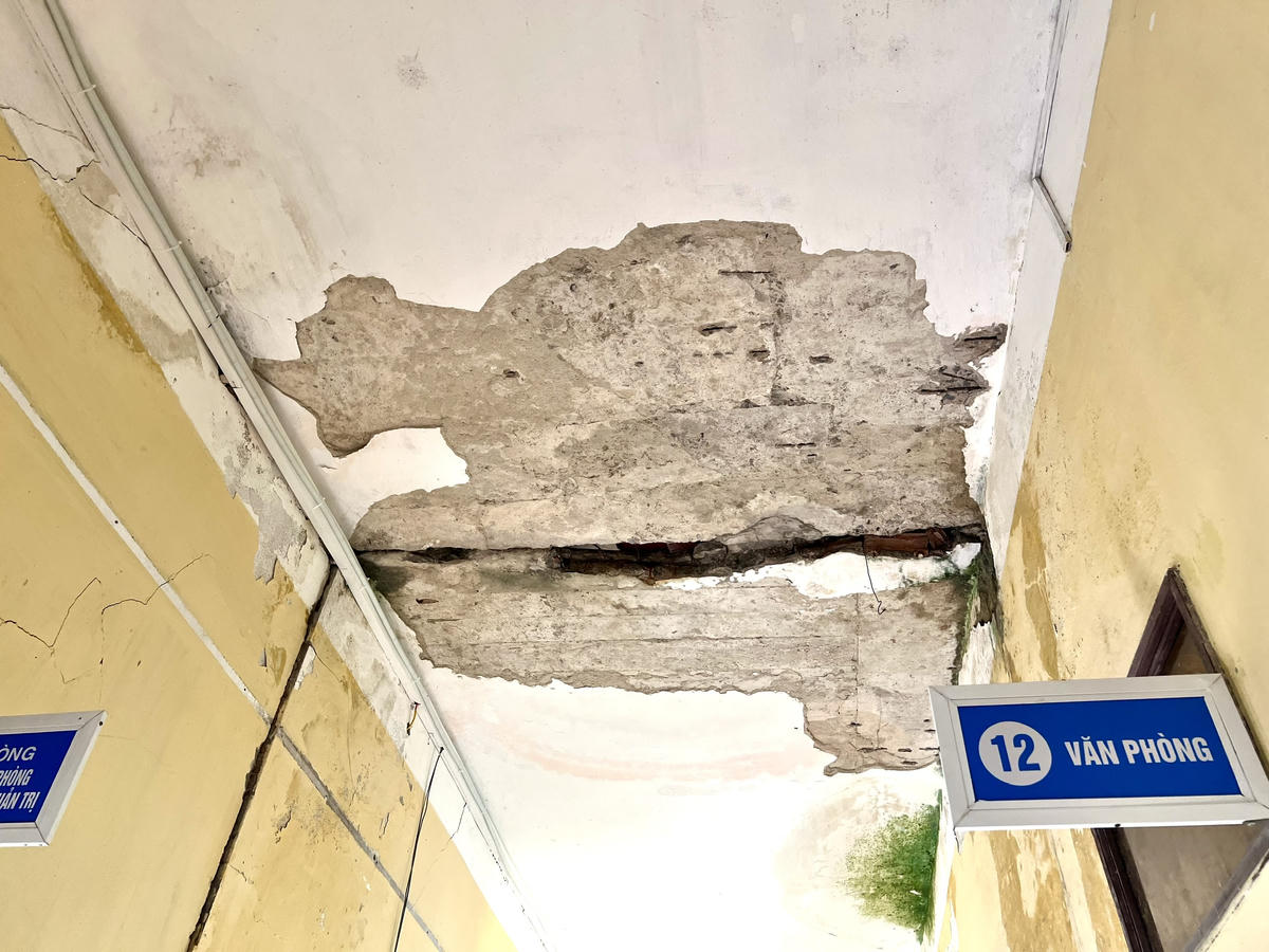 Khu văn phòng xuất hiện vết nứt lớn với mảng tường bong tróc, lộ cốt thép. Ảnh: PT. 