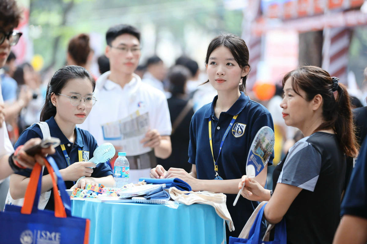 Thí sinh tìm hiểu thông tin tuyển sinh của trường đại học.