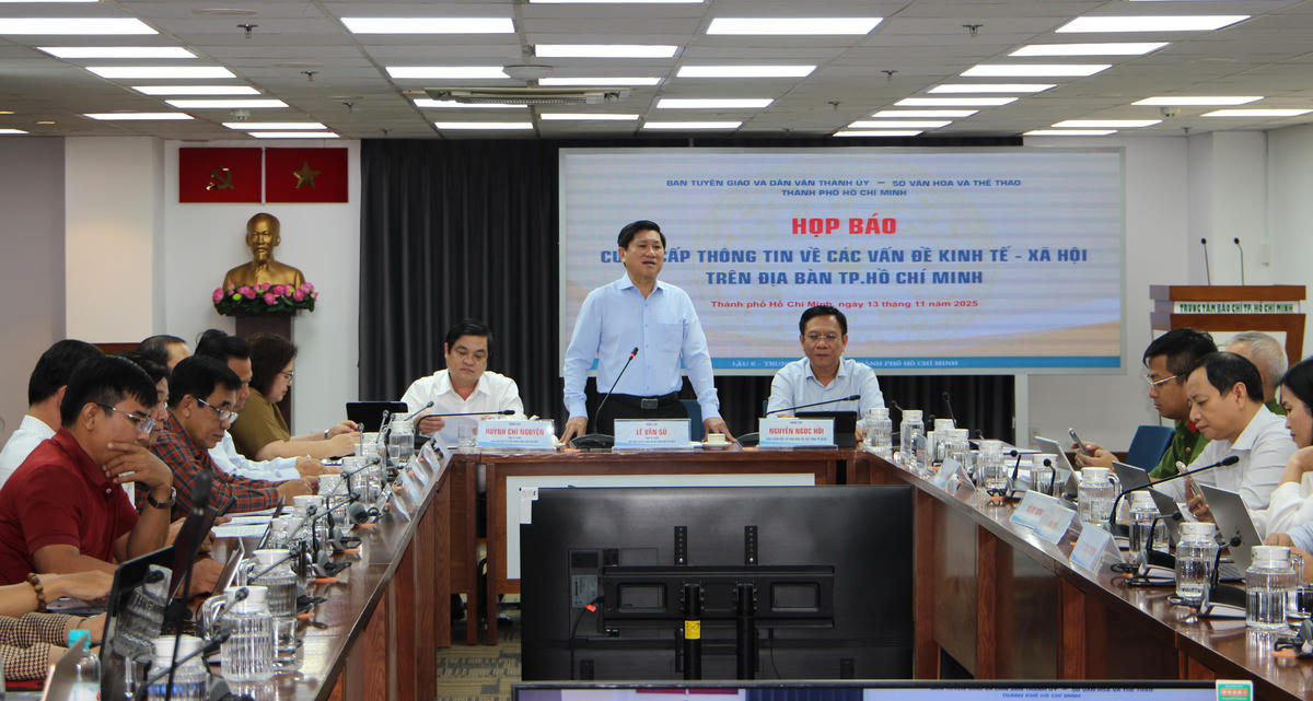 Ông Lê Văn Sử - Phó Chủ tịch UBND tỉnh Cà Mau cung cấp thông tin tại buổi họp báo tại Trung tâm Báo chí TP Hồ Chí Minh chiều 13/11. Ảnh:Q.Đ