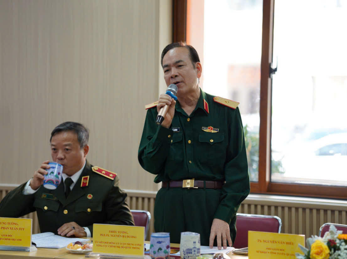 PGS.TS. Nguyễn Bá Dương góp ý tại tọa đàm. Ảnh: NB