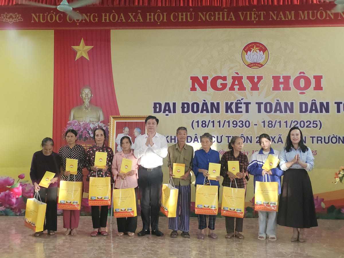 Các suất quà hỗ trợ được trao tới gia đình có hoàn cảnh khó khăn. Ảnh: Đình Minh