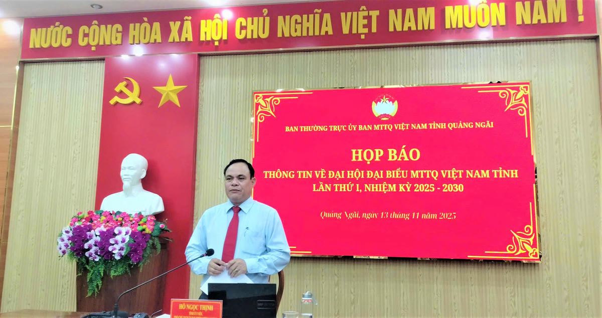 Ông Hồ Ngọc Thịnh, Phó Chủ tịch Ủy ban MTTQ Việt Nam tỉnh Quảng Ngãi phát biểu tại buổi họp báo. Ảnh: Chí Đại.
