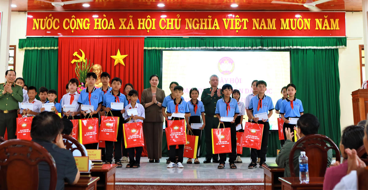 Phó Chủ tịch Ủy ban Trung ương MTTQ Việt Nam Hà Thị Nga tặng quà cho các em học sinh ở xã Đề Gi. Ảnh: Đình Sang.