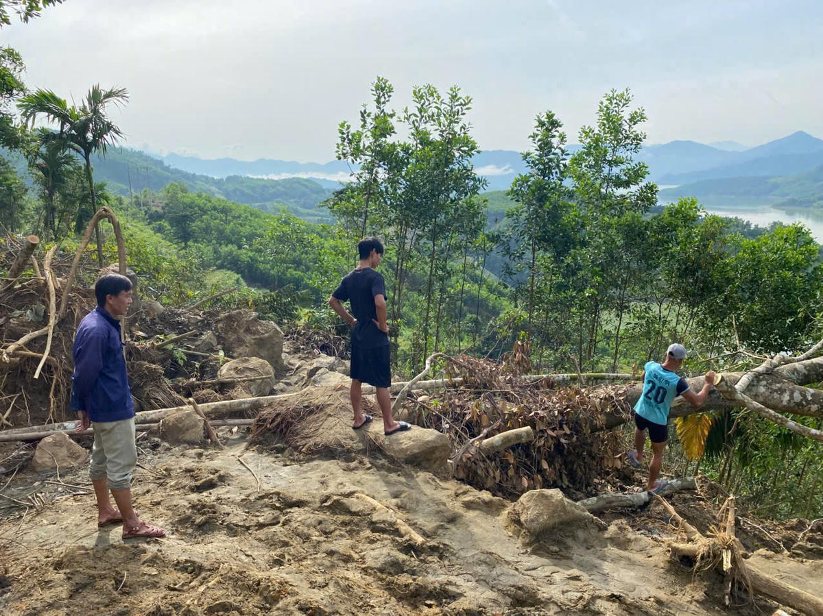 Địa điểm xuất hiện vết nứt lớn trên tuyến ĐH8, đoạn qua xã Trà Đốc. Ảnh: CV.