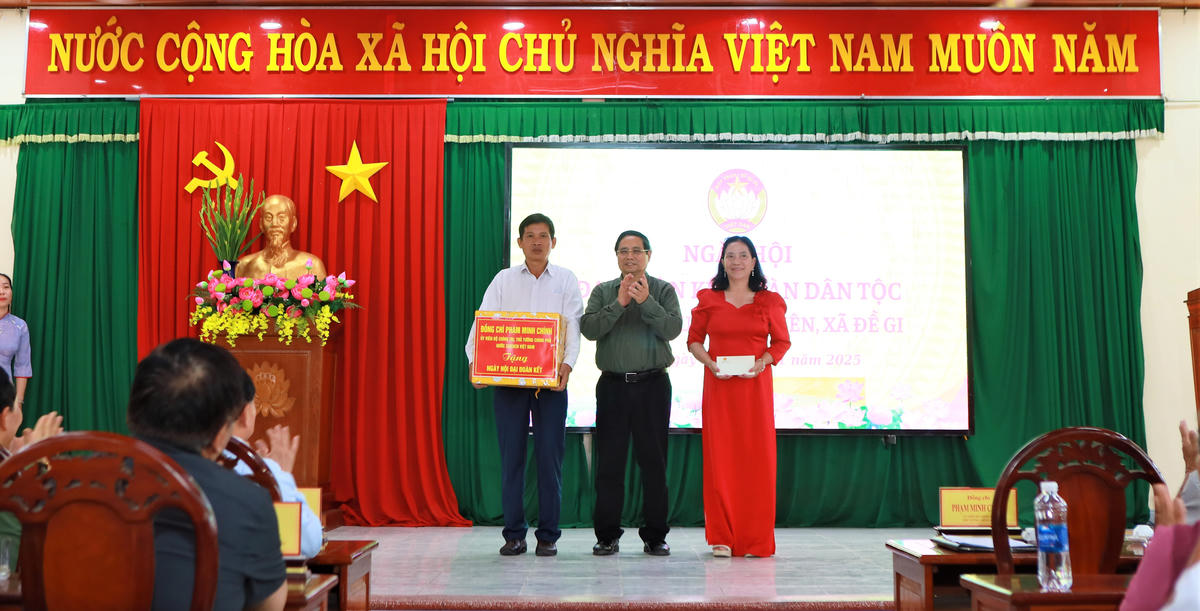 Thủ tướng Phạm Minh Chính tặng quà cho khu dân cư Thắng Kiên nhân ngày hội Đại đoàn kết toàn dân tộc. Ảnh: Chí Đại.