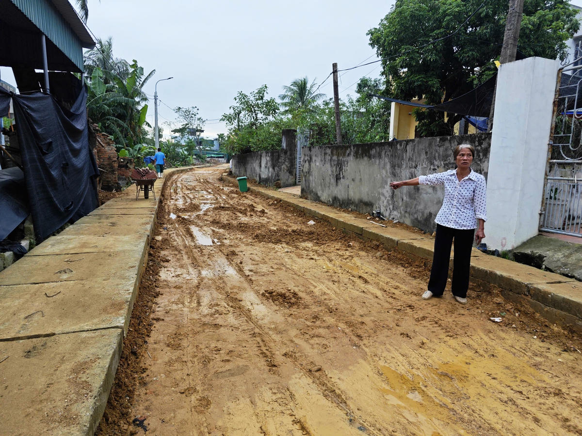 Người dân bức xúc vì dự án kéo dài, ảnh hưởng đến chất lượng cuộc sống. Ảnh: Nguyễn Chung.