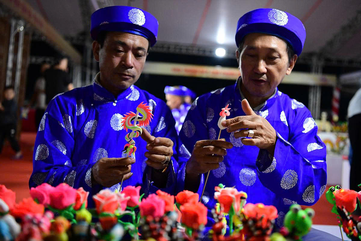 Nghệ nhân làng Xuân La, xã Phượng Dực giới thiệu tò he dân gian. Ảnh: Thành Nam.