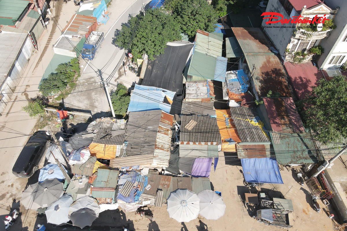 Trong khi đó, tiểu thương vẫn đang kinh doanh nhộn nhịp ở một khu chợ tạm cách đó khoảng 200 mét.