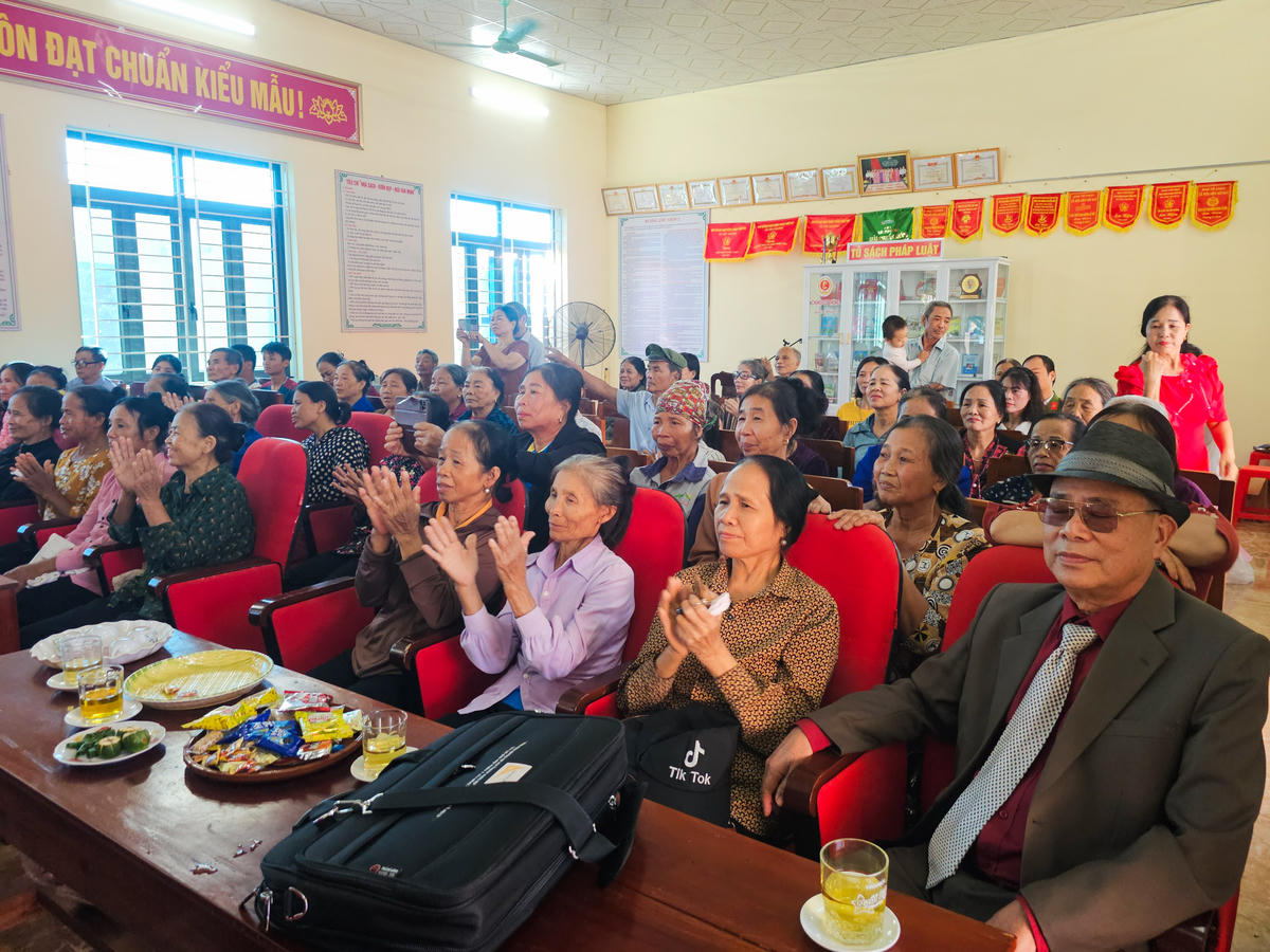 Người dân thôn 2 phấn khởi dự ngày hội. Ảnh: Đình Minh