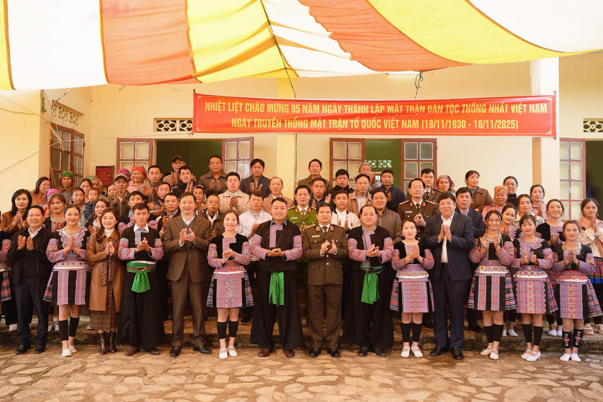 Giám đốc Công an tỉnh Sơn La và các đại biểu chụp ảnh lưu niệm cùng nhân dân bản Chiềng Đi 2 tại Ngày hội. Ảnh: C.T.