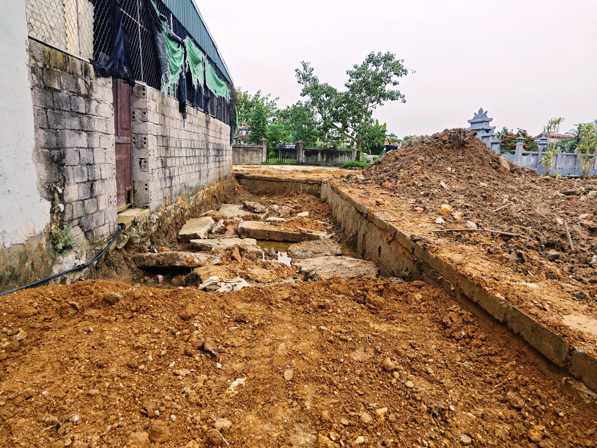 Hàng chục hộ dân tại khu phố 7 đã hiến đất, mở đường nhưng chính dựa án đang khiến cuộc sống của họ bị đảo lộn vì chậm tiến độ. Ảnh: Nguyễn Chung.