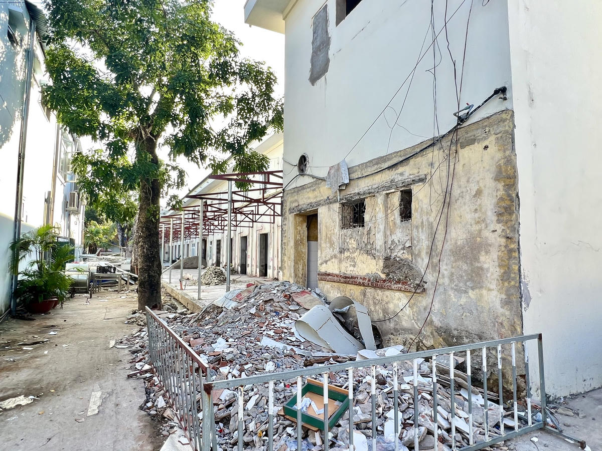 Một số khu vực được xây dựng từ năm 1961-1962 đang được sửa chữa tạm thời. Ảnh: PT. 