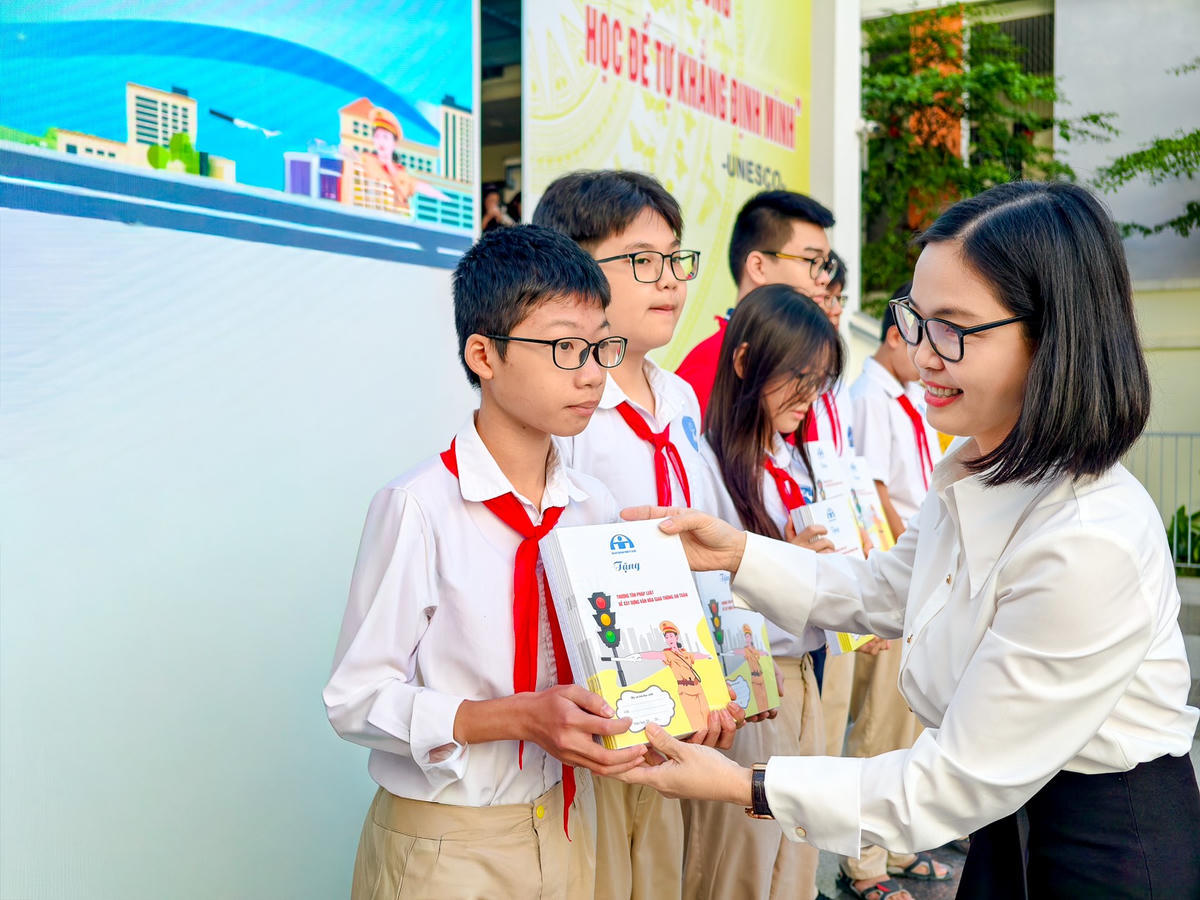 Các em học sinh trả lời đúng câu hỏi được tặng quà, khiến không khí càng trở nên sôi nổi.