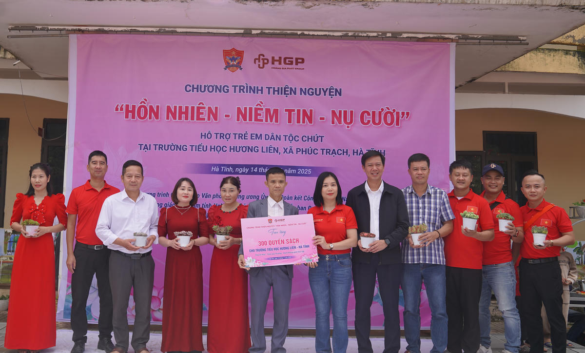 Trao tặng 300 quyển sách cho học sinh Trường Tiểu học Hương Liên. Ảnh: Hạnh Nguyên.
