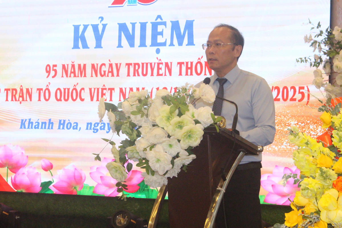 Ông Nguyễn Khắc Hà, Phó Bí thư Tỉnh ủy, Chủ tịch Ủy ban Mặt trận Tổ quốc Việt Nam tỉnh Khánh Hòa phát biểu tại hội nghị (ảnh Thùy Trang).