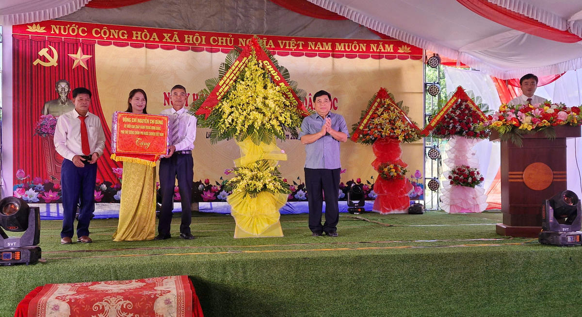 Phó Thủ tướng Nguyễn Chí Dũng trao quà cho khu dân cư Liêm Công Tây. Ảnh: ĐV.