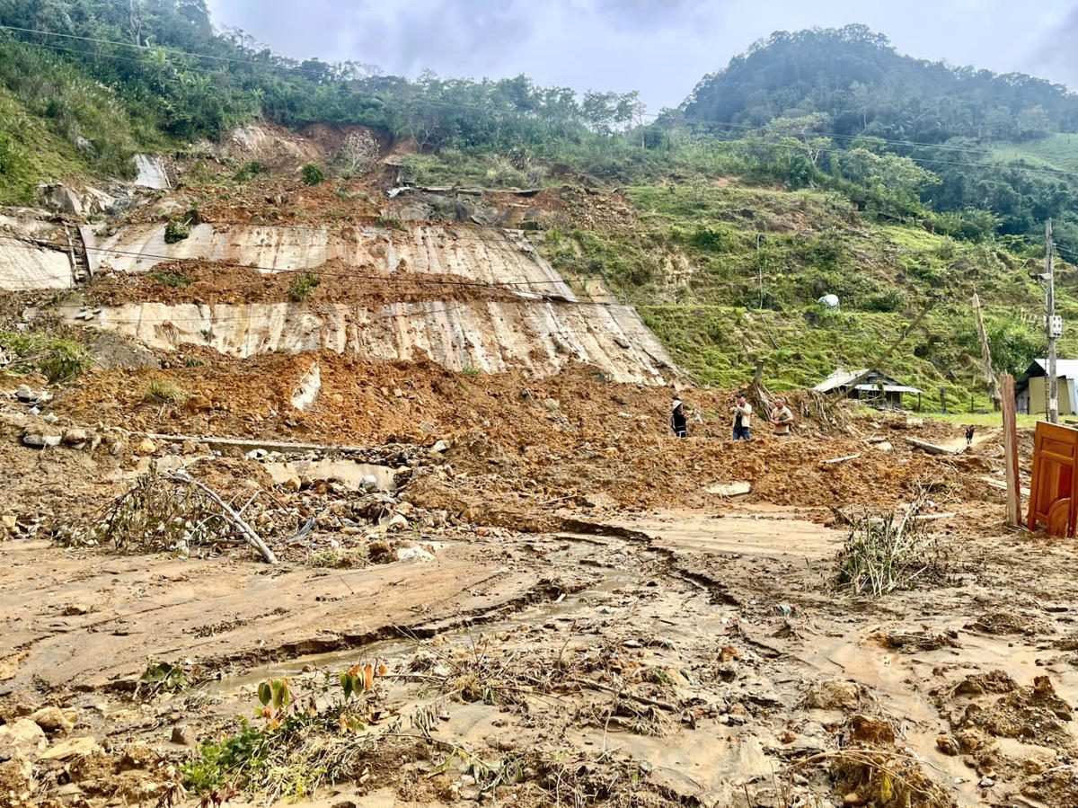 Ngọn núi nơi đã sạt lở chôn vùi 6 ngôi nhà của người dân Gié Triêng. Ảnh: Chí Đại.
