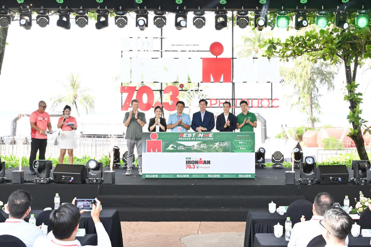 Ban tổ chức thực hiện nghi thức khai mạc tuần lễ BIM Group IRONMAN 70.3 Phú Quốc 2025. Ảnh Nguyễn Minh.