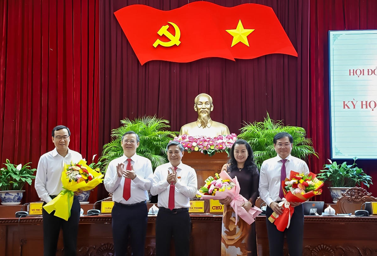 Chủ tịch HĐND và Chủ tịch UBND TP chúc mừng các ông, bà: Nguyễn Quốc Trung , Hồ Thị Thanh Bạch, Nguyễn Trọng Sơn. (ảnh: NH)