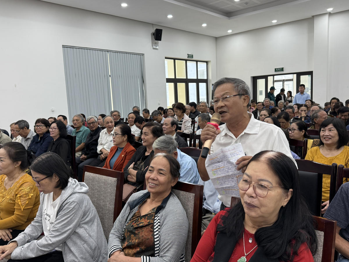 Ông Hoàng Minh Hòa, cử tri Khu dân cư Tân Lập 1 hào hứng chia sẻ khi lần đầu tiên được dự diễn đàn "Lắng nghe dân nói". Ảnh: Nguyễn Tú.