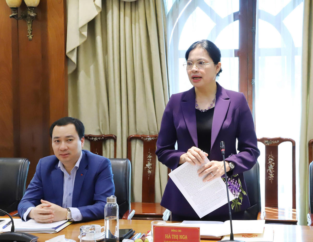 Bà Hà Thị Nga, Ủy viên Trung ương Đảng, Phó Chủ tịch Ủy ban Trung ương MTTQ Việt Nam phát biểu tại cuộc làm việc.