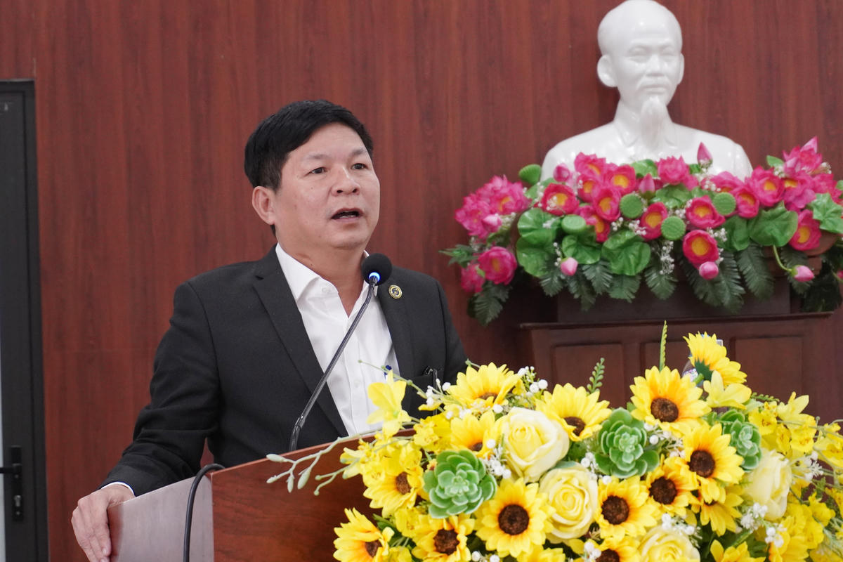 Ông Nguyễn Văn Duy, Chủ tịch UBND phường Hải Châu tiếp thu, phản hồi các kiến nghị của người dân. Ảnh: Nguyễn Tú.