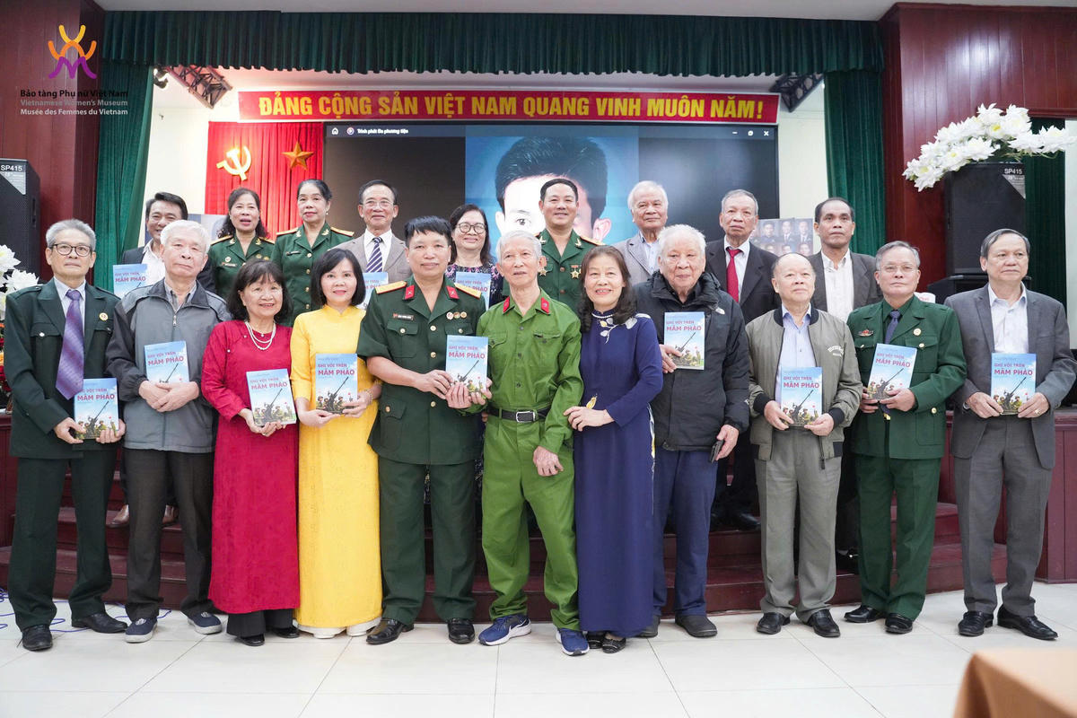 Nhà giáo, thương binh Nguyễn Thùy trao tặng cuốn sách "Ghi vội trên mâm pháo" cho các đại biểu tham dự sự kiện