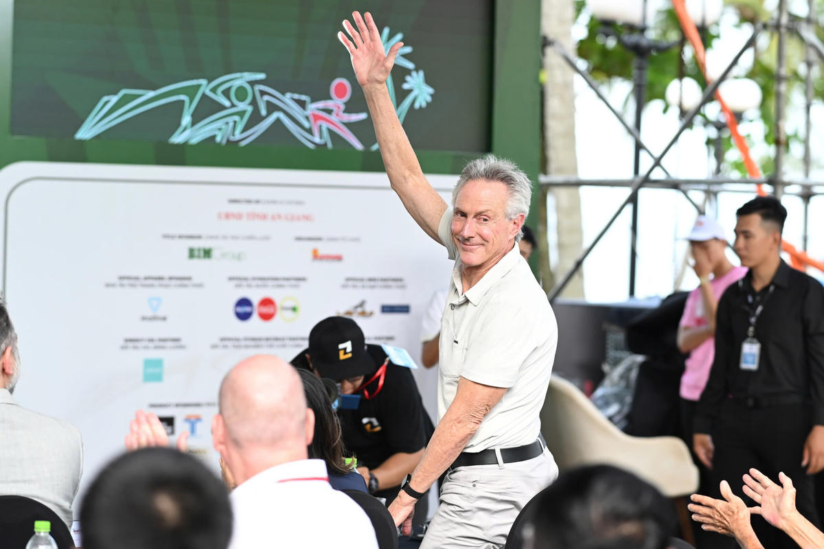 Huyền thoại 6 lần vô địch giải IRONMAN thế giới Mark Allen đến dự và truyền cảm hứng cho cộng đồng IRONMAN tại BIM Group IRONMAN 70.3 Phú Quốc 2025. Ảnh Nguyễn Minh.