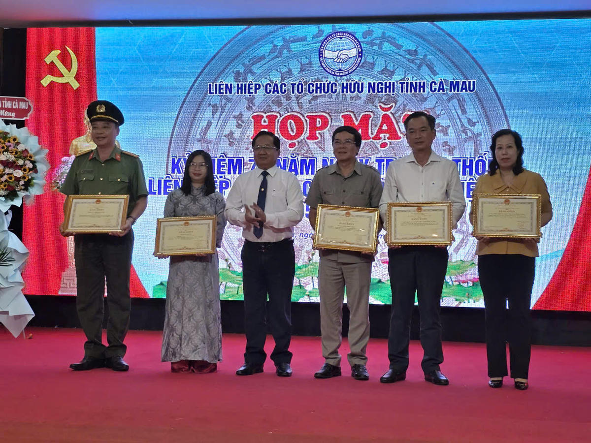 Phó Chủ tịch Thường trực Ủy ban MTTQ Việt Nam tỉnh Cà Mau Lê Thanh Triều tặng bằng khen của UBND tỉnh cho các tổ chức có nhiều thành tích trong công tác đối ngoại Nhân dân. Ảnh: Nguyên Du