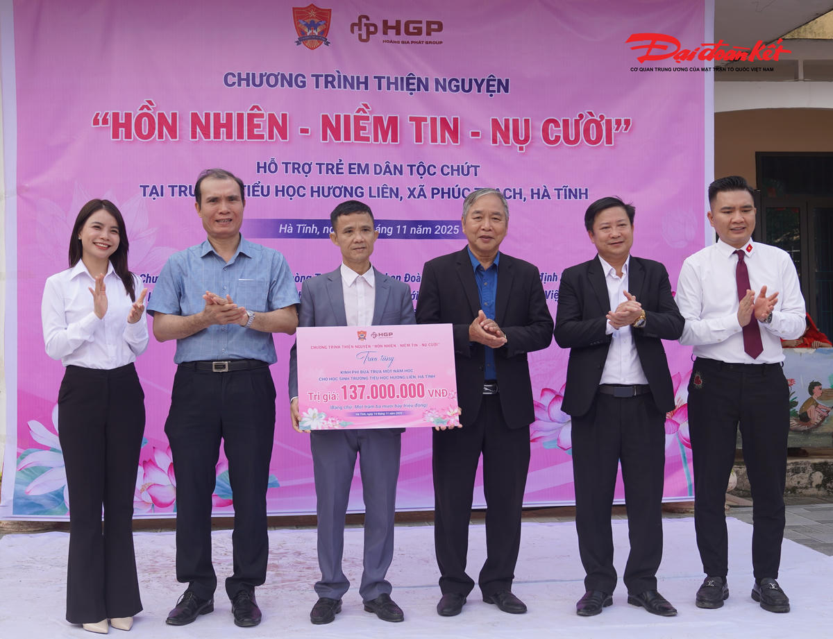 Trao hỗ trợ bếp ăn yêu thương trị giá 137 triệu đồng cho Trường Tiểu học Hương Liên. Ảnh: Hạnh Nguyên.