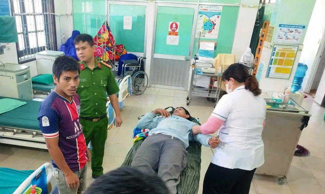 Anh Đ. đã được đưa đến Trung tâm y tế khu vực Tây Giang kịp thời cấp cứu. Ảnh: Phước Thành.