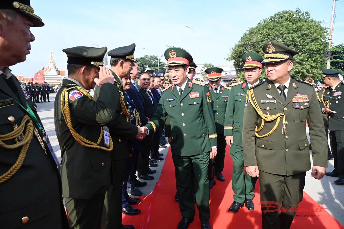 Bộ trưởng Bộ Quốc phòng Việt Nam tham dự và chứng kiến tuần tra chung của lực lượng bảo vệ biên giới hai nước. Ảnh: A.T.