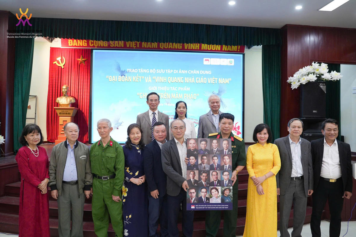 Ban Lãnh đạo Bảo tàng Mặt trận Tổ quốc Việt Nam tiếp nhận Bộ sưu tập di ảnh chân dung "Đại đoàn kết" và "Vinh quang Nhà giáo Việt Nam"