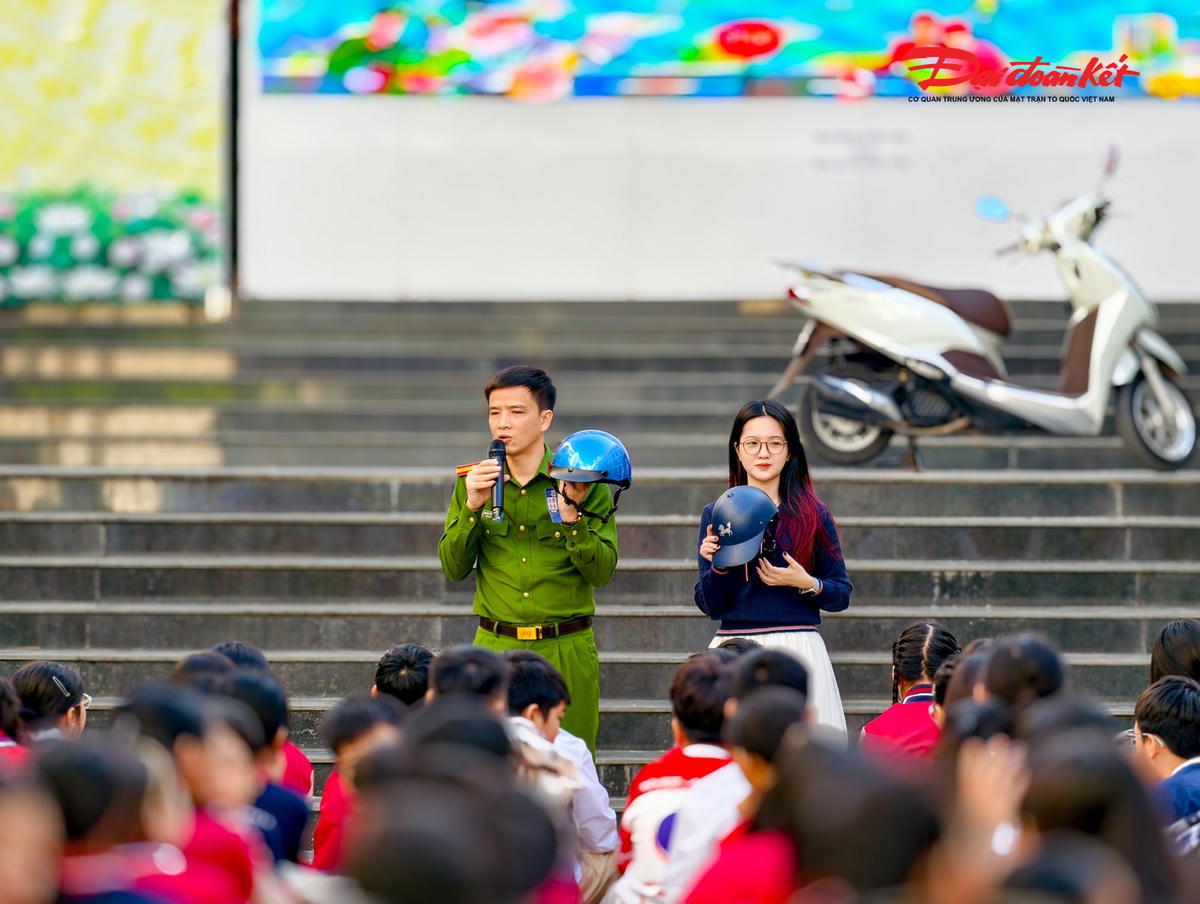 Thiếu tá, Tiến sĩ Nguyễn Như Linh – báo cáo viên Học viện Cảnh sát nhân dân hướng dẫn học sinh đội mũ bảo hiểm đúng cách.