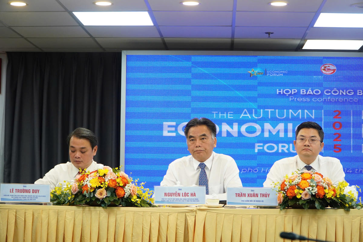 Lãnh đạo UBND TP Hồ Chí Minh chủ trì họp báo công bố Diễn đàn Kinh tế mùa thu 2025. Ảnh: T.H