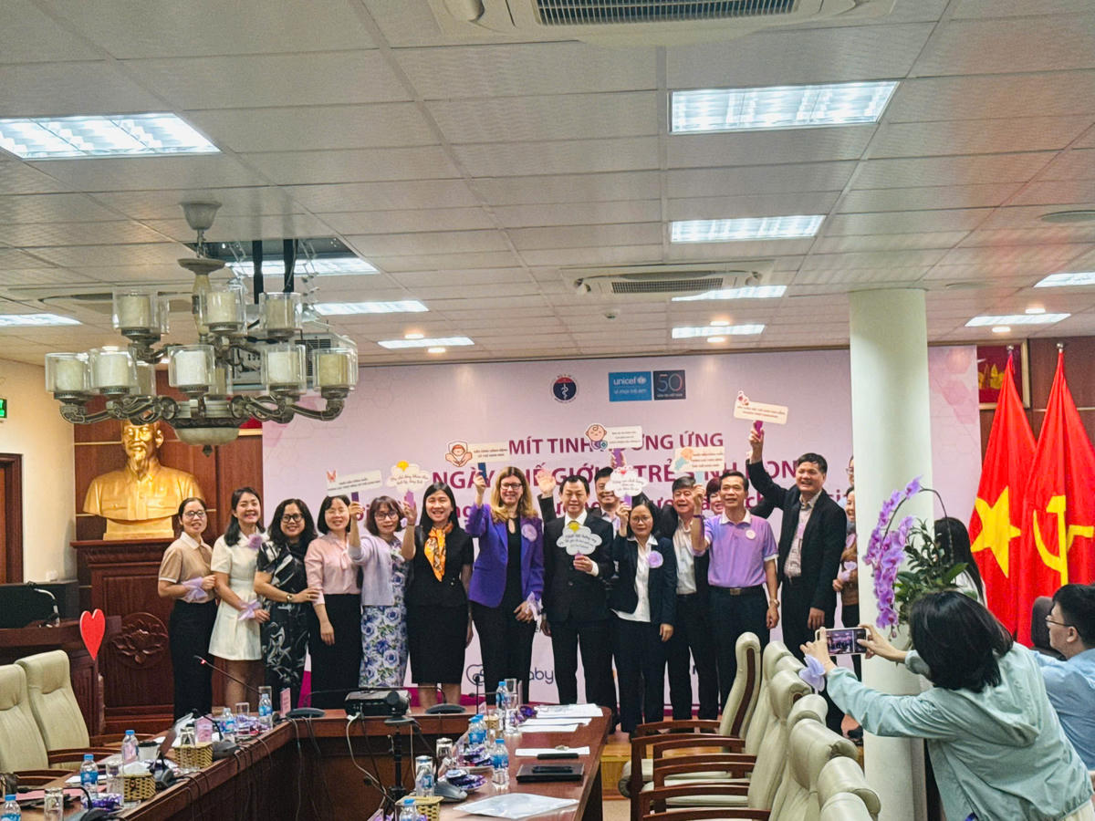 Các đại biểu tham gia lễ mít tinh. ảnh: LH.