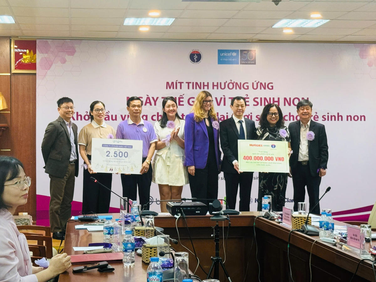 Tại Lễ hưởng ứng, Cục Bà mẹ và Trẻ em (Bộ Y tế) đã tiếp nhận những phần quà hỗ trợ ý nghĩa từ các đơn vị đồng hành để trao tặng cho các trẻ sinh non, trẻ sơ sinh: Ảnh: LH.