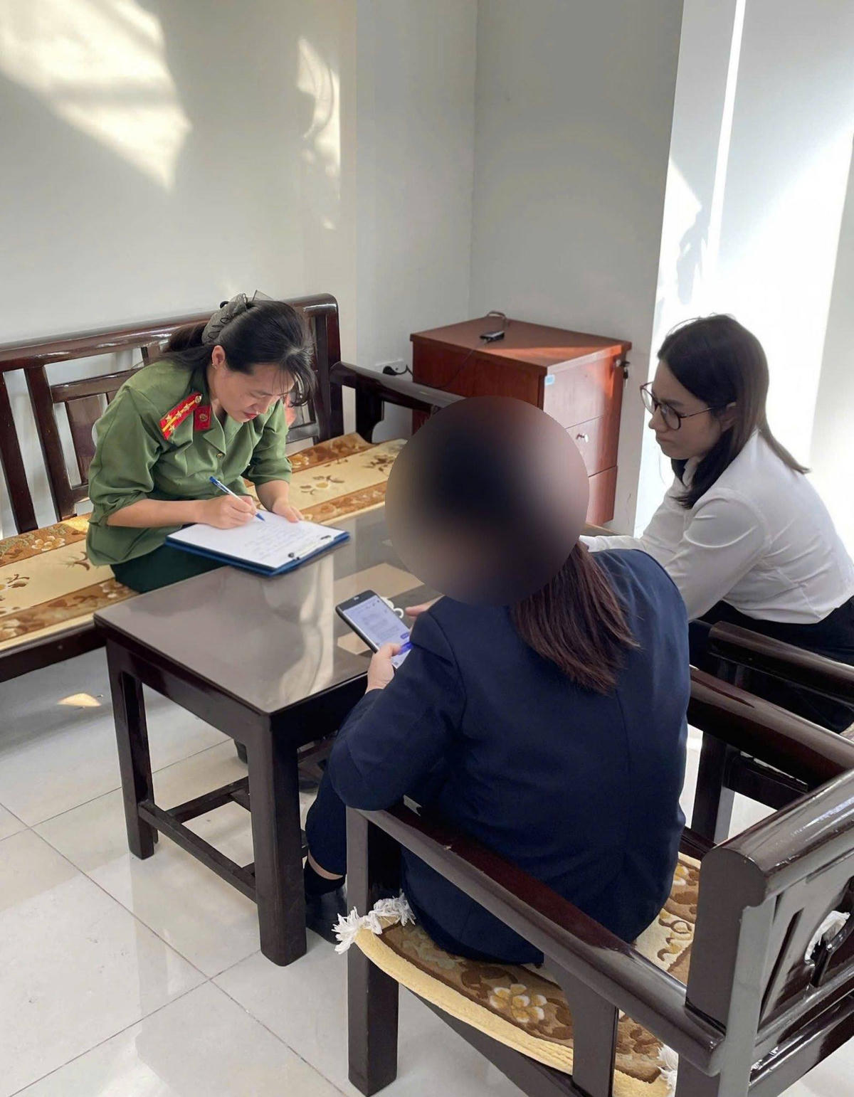 Công an tỉnh Cao Bằng tuyên truyền, phân tích và hướng dẫn bà H nhận diện thủ đoạn lừa đảo. Ảnh: Công an tỉnh Cao Bằng.