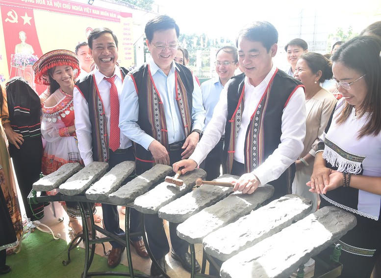 Phó Thủ tướng Mai Văn Chính  cùng lãnh đạo tỉnh Khánh Hòa tham gia các hoạt động tại Ngày hội Đại đoàn kết tại khu dân cư, xã Bắc Khánh Vĩnh. (ảnh X.H)