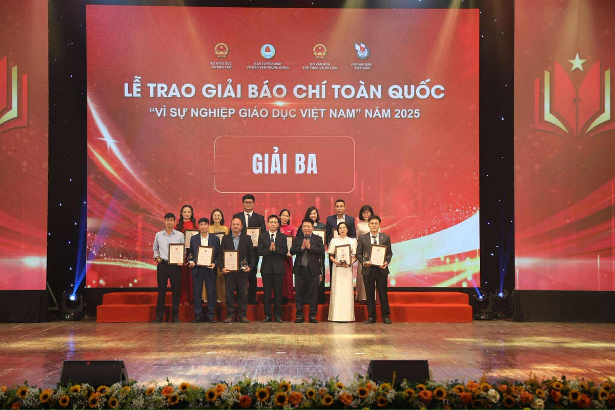 Ban tổ chức trao giải cho các tác giả đoạt giải Ba.