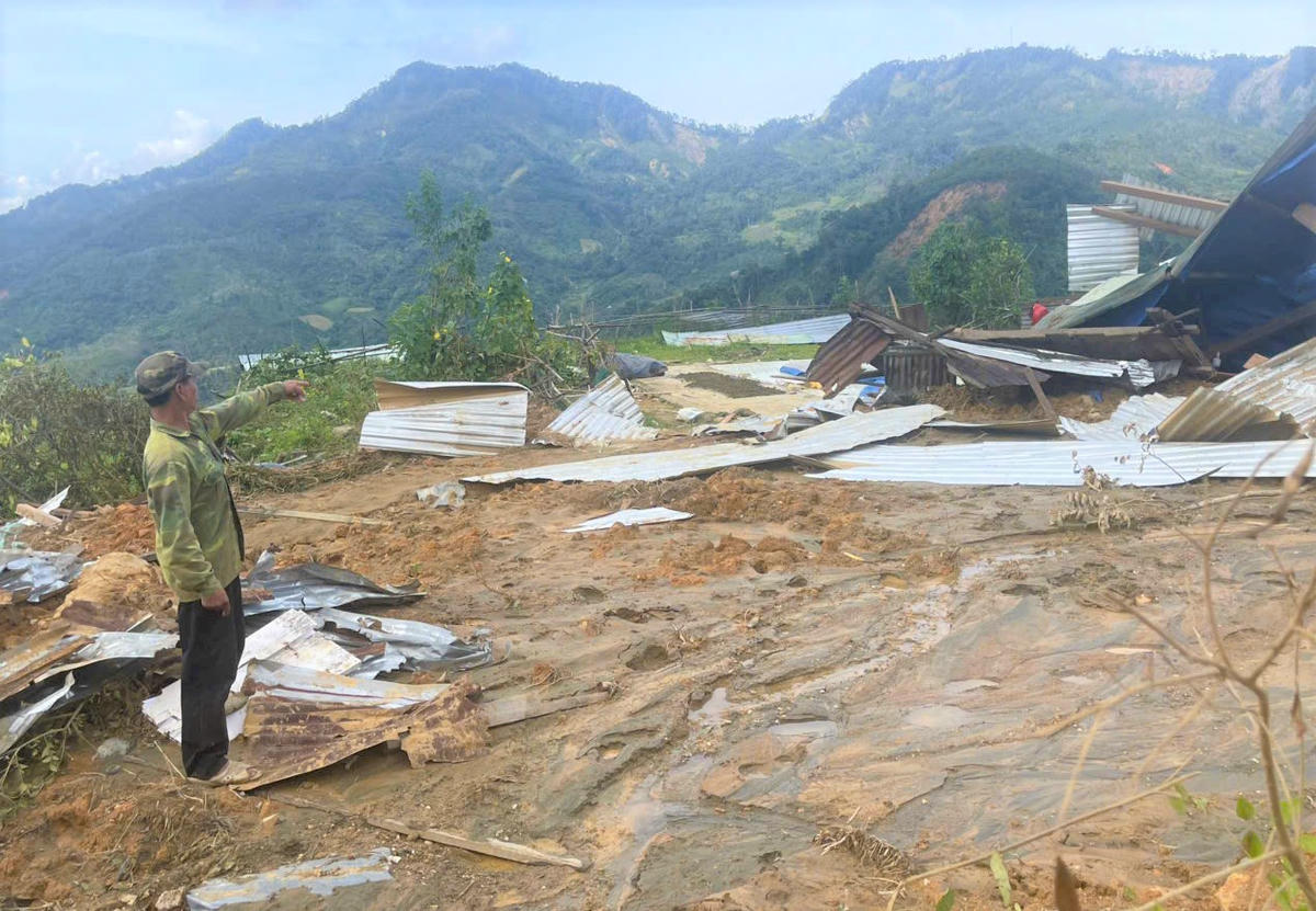 Khu vực nơi 6 ngôi nhà dân ở thôn 4, xã Phước Thành bị đất đá vùi lấp hư hỏng. Ảnh: Chí Đại.