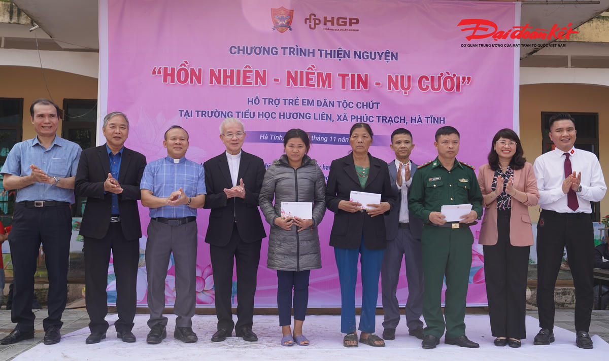 Ban tổ chức Chương trình trao kinh phí hỗ trợ tháng 11, 12/2025 và tháng 1/2026 cho phụ huynh các em học sinh dân tộc Chứt của Trường Tiểu học Hương Liên. Ảnh: Hạnh Nguyên.