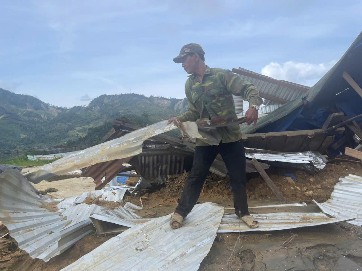 Sau trận sạt lở núi nhà cửa bị chôn vùi đến nay người dân vẫn chưa dọn dẹp xong đống đổ nát. Ảnh Tấn Thành.