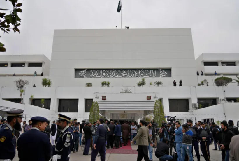 Các phóng viên và nhân viên an ninh tại cổng chính của Tòa nhà Quốc hội ở Islamabad, Pakistan. (Nguồn: AP).