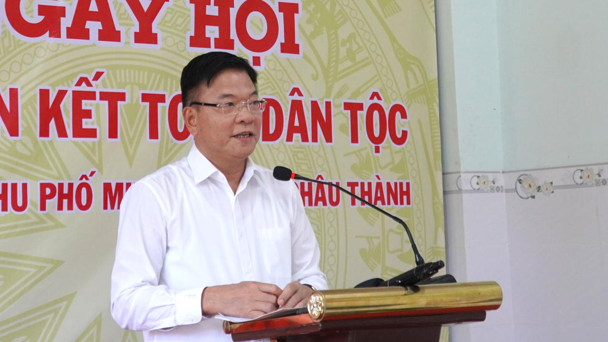 Phó Thủ tướng Chính phủ Lê Thành Long phát biểu tại Ngày hội Đại đoàn kết toàn dân tộc tại khu phố Minh Long. (ảnh: P.S)