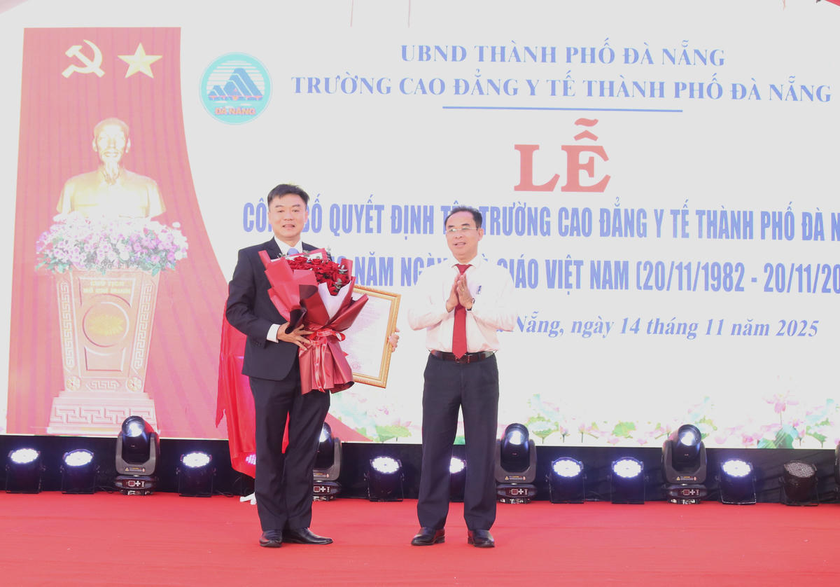 Ông Trần Anh Tuấn, Phó Chủ tịch UBND TP Đà Nẵng trao quyết định đổi tên Trường Cao đẳng Y tế Quảng Nam thành Trường Cao đẳng Y tế TP Đà Nẵng. Ảnh: Nguyễn Tín.